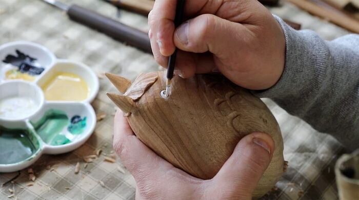 Totoro de madeira de cânfora entalhado por artesãos em parceria para arte colecionável do Studio Ghibli