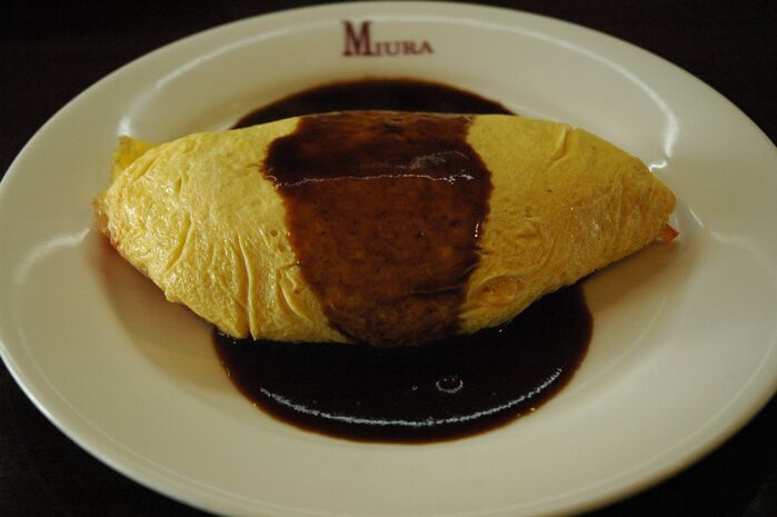 Omurice com calda dem-glace encorpado de Tokyo
