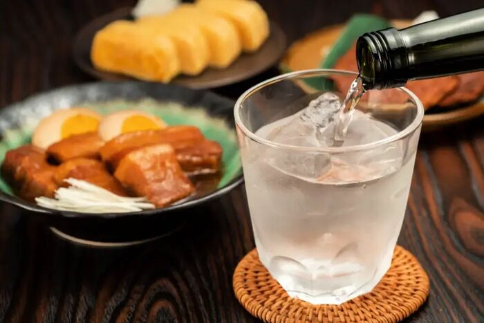 Shochu é uma bebida alcoólica japonesa versátil e muito apreciada