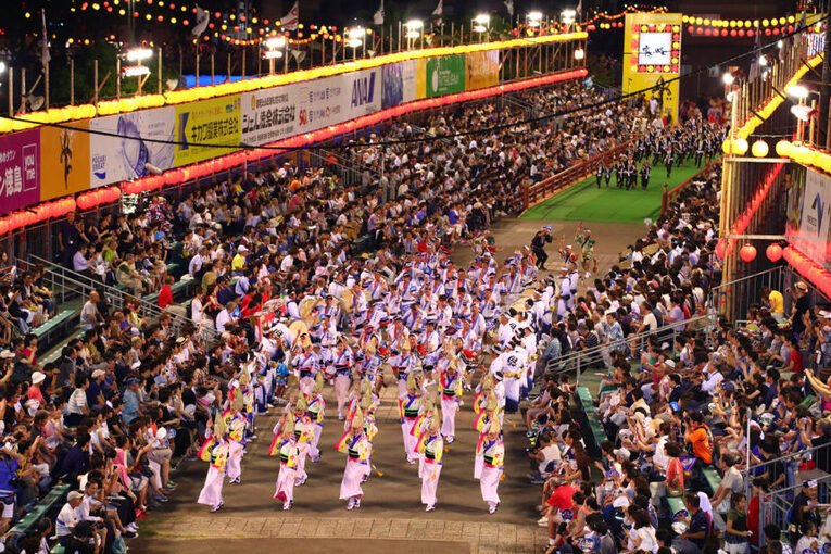 Para turistas de dentro ou de fora do Japão que pretendem prestigiar o festival Awa Odori, é fundamental garantir hospedagem com bastante antecedência, afinal, mais de 1,3 milhões de pessoas passam pela cidade durante as festividades