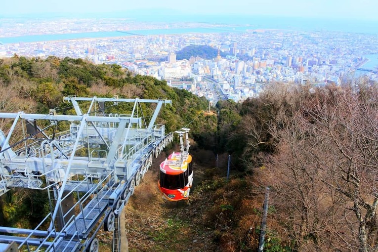 Teleférico que sai do 5º andar do Awaodori Kaikan e leva até o topo do Monte Bizan na cidade de Tokushima