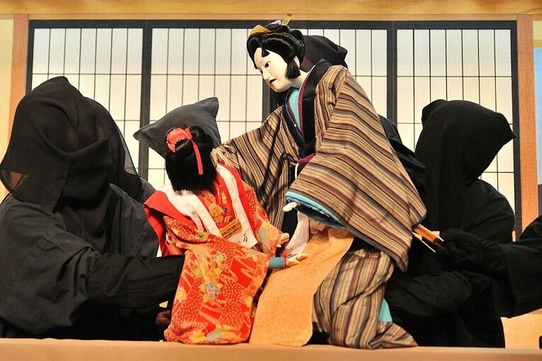 Uma das teorias mais fascinantes sobre a origem da dança é a que ela surgiu do teatro Noh