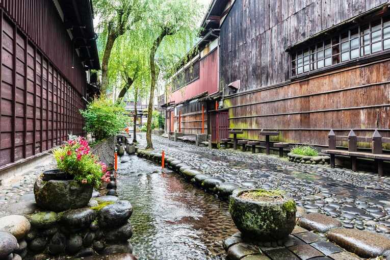 Canal d'água em Gujo Hachiman, província de Gifu