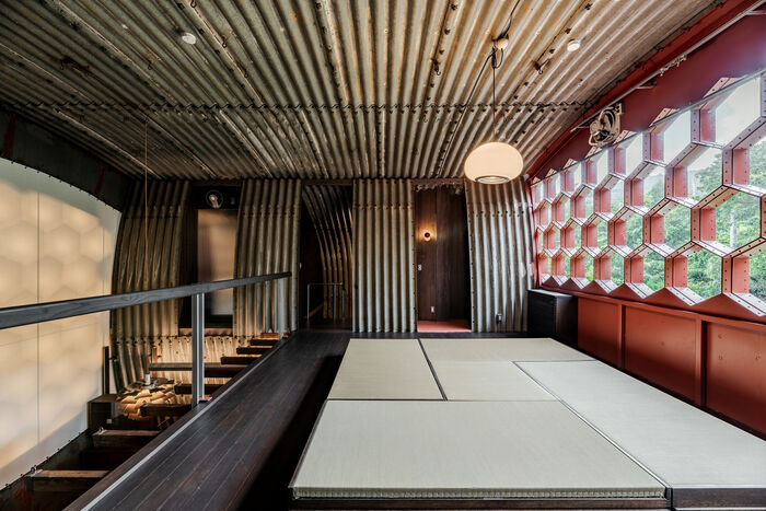 Tubos corrugados do hotel dão senso estético moderno e futurista