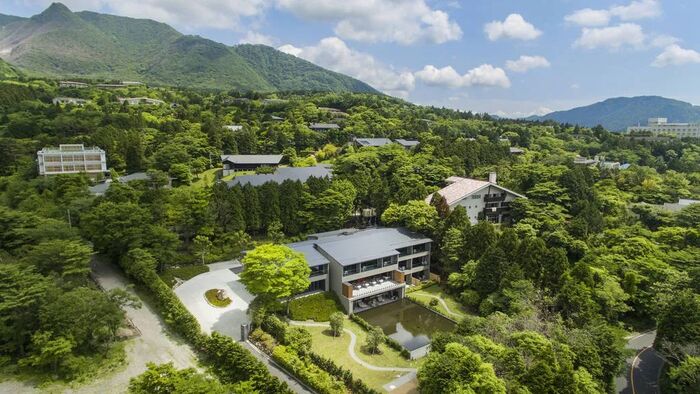 Hotel Hiramatsu fica em região cercado de montanhas para hospedagem com conforto e luxo