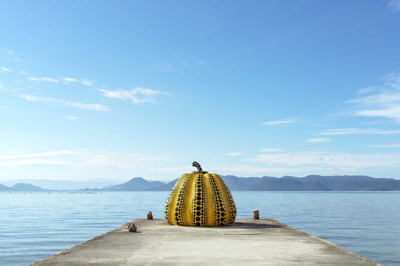 Abóbora amarela de Yayoi Kusama é uma das obras de arte ao ar livre da Ilha Naoshima