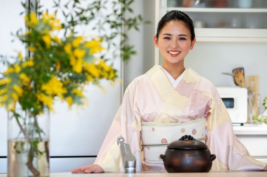 Kimono Mom é empreendedora de sucesso no Japão comseu canal no YouTube, linha de molho, virando autoridade na culinária tradicional