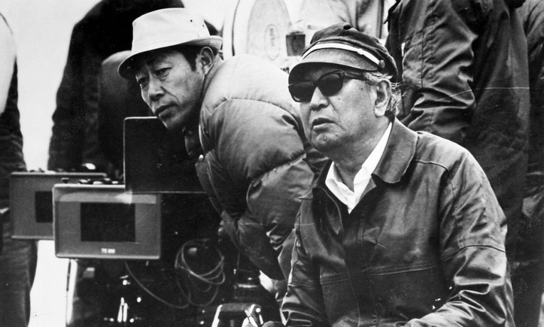 Akira Kurosawa (1910 - 1998), considerado por muitos críticos e especialistas como o maior diretor de cinema do Japão e um dos maiores do mundo. Kurosawa foi uma das maiores e mais importantes influências para o também gigante estadunidense, Stanley Kubrick (1928 - 1999)
