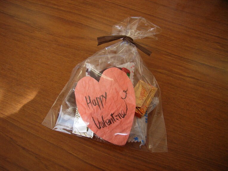 Uma das mais populares formas de Giri são os presentes de São Valentino (dia dos namorados), geralmente chocolates para colegas de trabalho especialmente