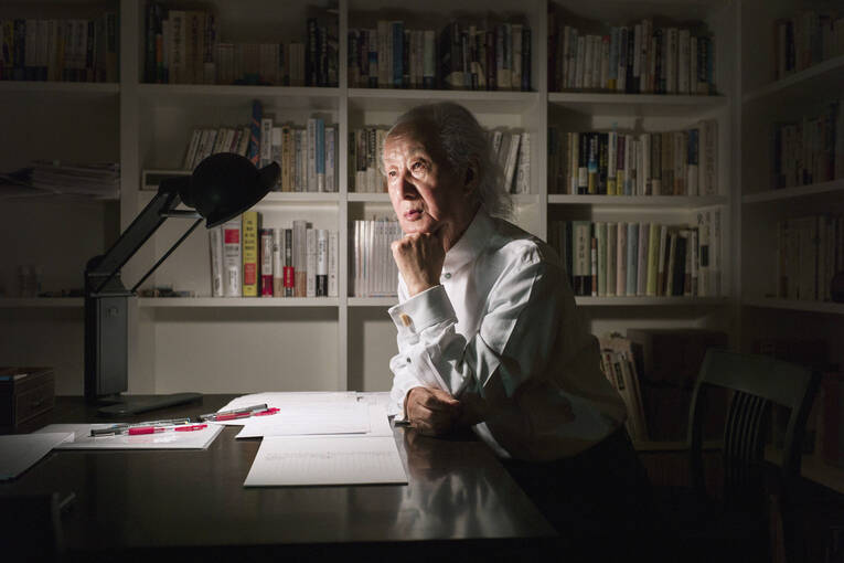 Isozaki Arata (1931 – 2022), arquiteto e urbanista japonês, considerado o primeiro a desenvolver seu trabalho em escala global