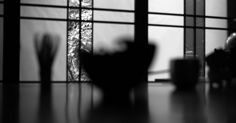 A princípio a imagem causa estranheza e certa confusão. Porém, ao observar, contemplar e imaginar, você poderá chegar a conclusão de que a imagem se trata de um local onde é realizada a cerimônia do chá. Trata-se de um espaço ("間", Ma) dedicado a arte, ao artesanato, a cultura tradicional e contemporânea, ao design, isto é, o tempo, o espaço, o sabor, o aroma, o som e o conceito visual, além da experiência com o chá