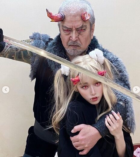 Fumi e Takashi fazendo cosplays que são postados em redes sociais e em canal no YouTube com mais de 500.000 inscritos