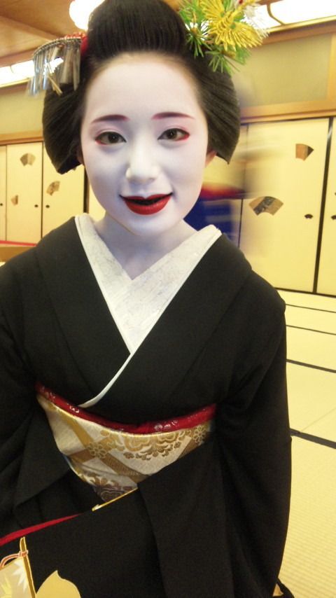 Pintar os dentes de preto era cultural e com diversos motivos