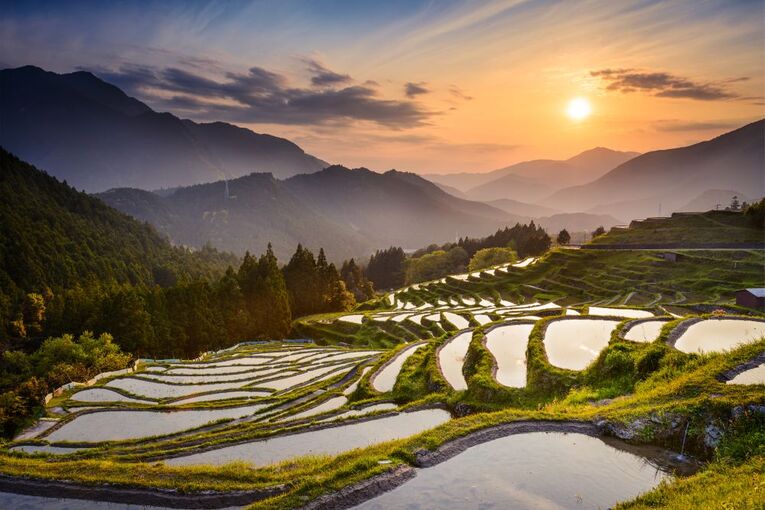 Hatsuhinode ("初日の出", primeiro amanhecer), o primeior nascer do Sol do ano no Japão. No Japão contemporâneo, a palavra Ji-kan está associada ao tempo cronológico, porém, dentro do universo Ma, Ji-kan está ligado ao céu (espaço) e tempo (movimento do Sol)