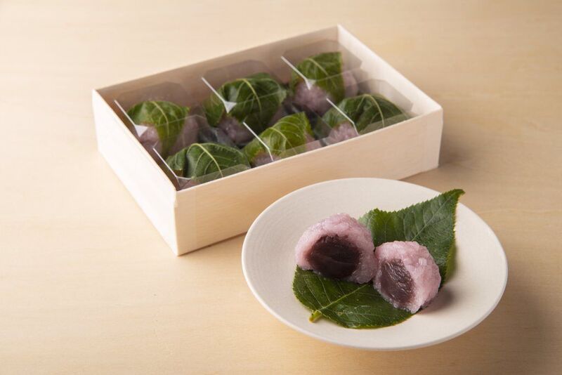 Doces de mochi de sakura são vendidos o ano todo no Japão