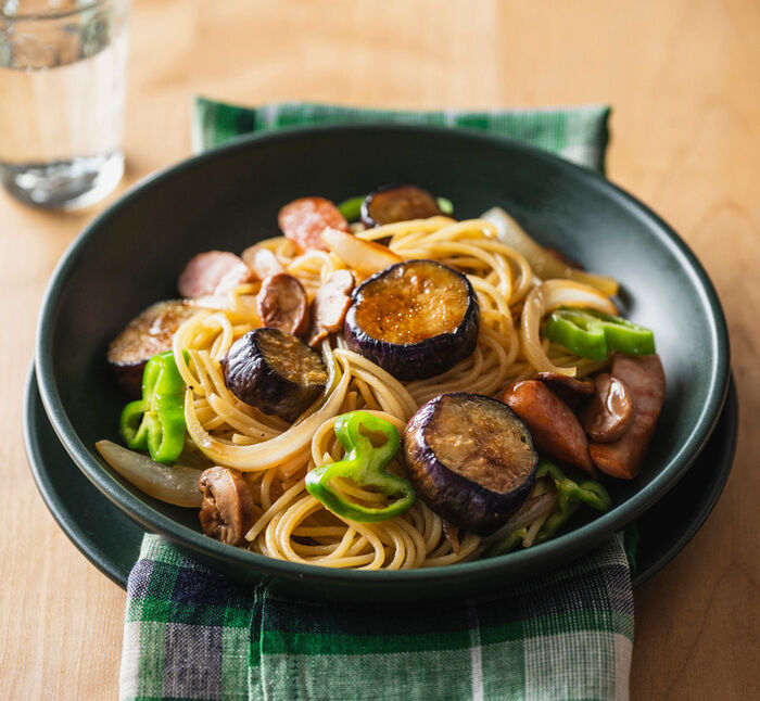 Receita japonesa de outono macarrão com berinjela napolitana