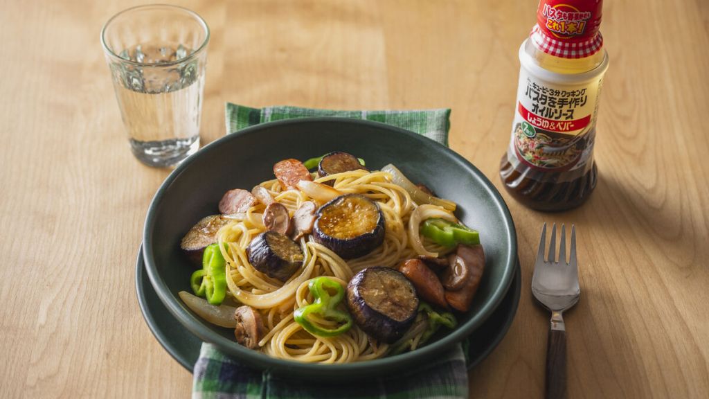 Receita japonesa de macarrão do outono com berinjela deliciosa