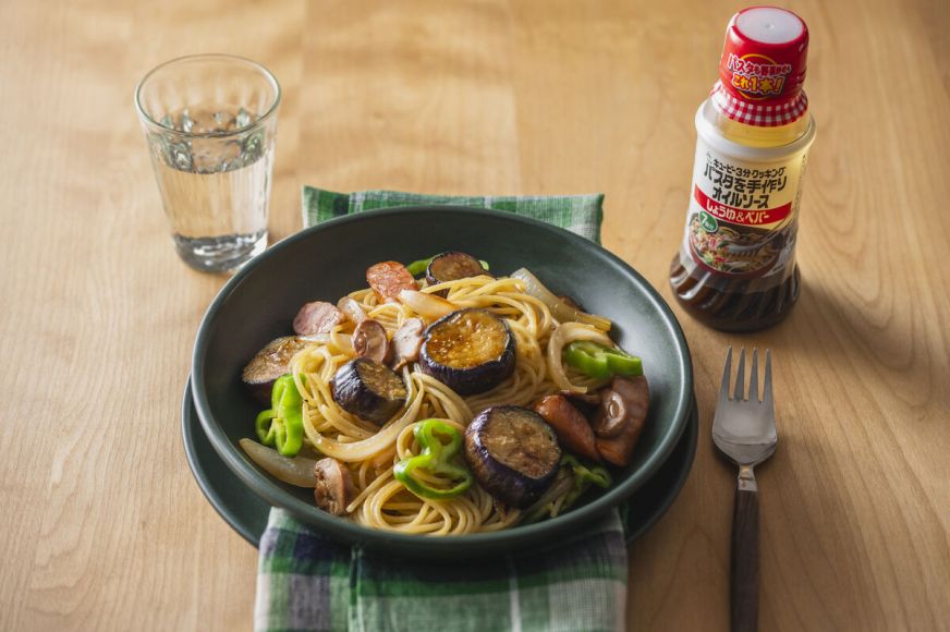 Receita japonesa de macarrão do outono com berinjela deliciosa