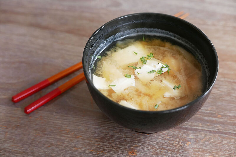 Sopa de missoshiru é receita japonesa tradicional e fácil para iniciantes