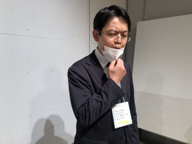 Fantasia de Halloween no Japão mundana. Pessoa que se machucou fazendo a barba e escondeu com a máscara