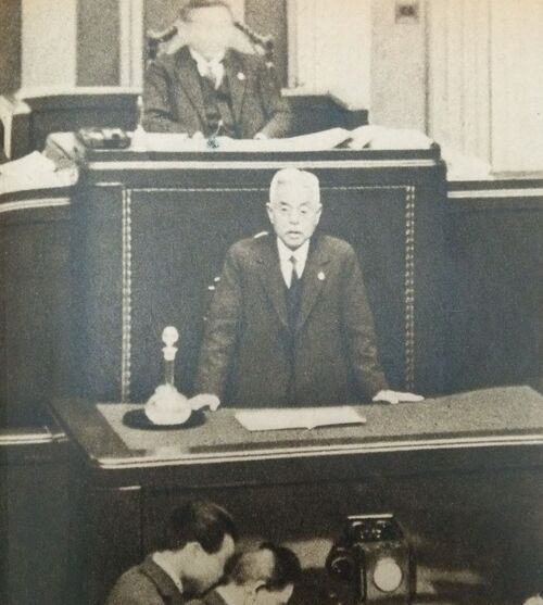 Abe Isoo discursando como parlamentar do Kokkai em 1929
