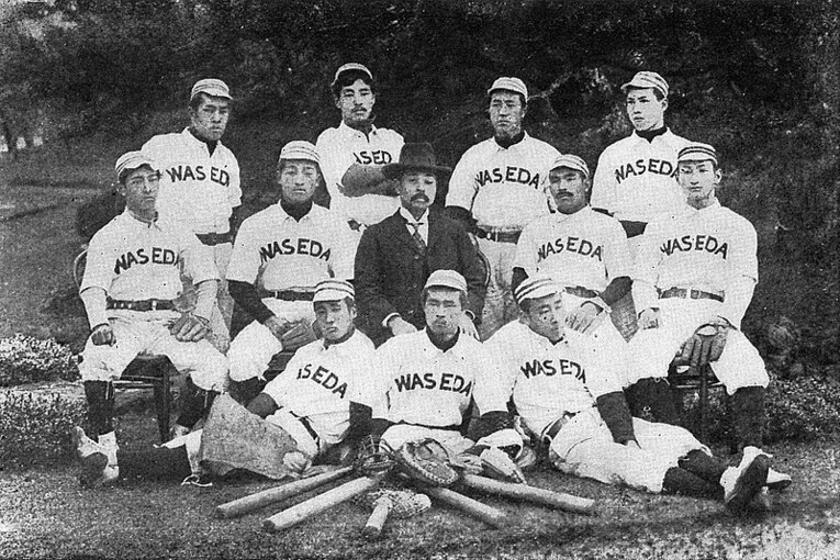 Waseda University Baseball Club em 1904 com Abe Isoo no meio do time