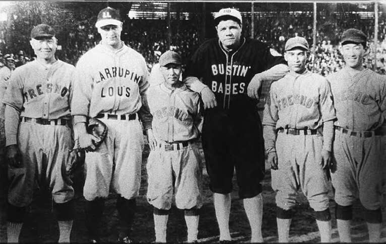 Kenichi Zenimura, um dos principais nomes do baseball japonês entre os jogadores estadunidenses Lou Gehrig e Babe Ruth em 1927