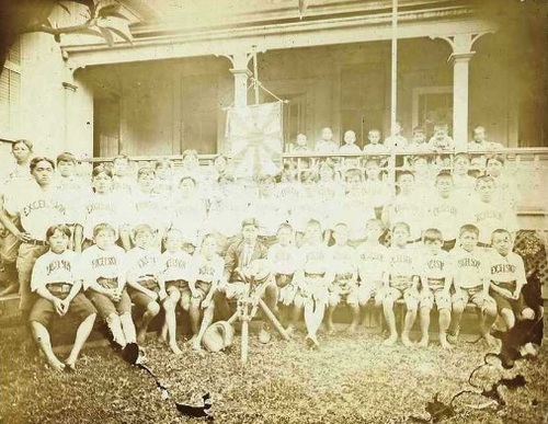 Fotografia do primeiro time nipo-americano do Hawai'i, os Excelsiors. Fotografia de 1899