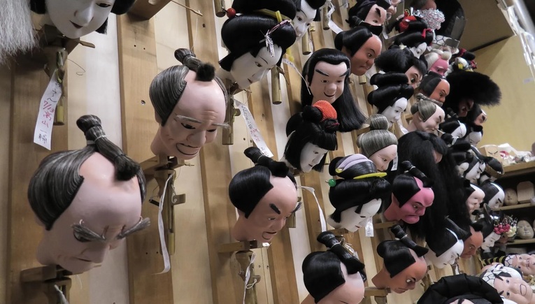 Kashira, as cabeças das personagens do teatro de fantoches Bunraku. São todas feitas com madeira em um processo artesanal