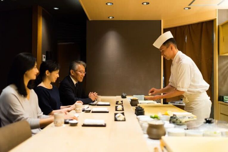 O ambiente formal exige uma vestimenta mais sóbria e sem extravagâncias. Há quem opte por usar as roupas tradicionais