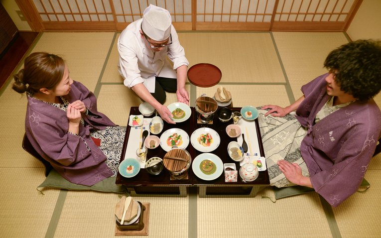 Kaiseki é considerada uma das refeições mais caras do Japão. Um Ryokan também não é exatamente barato, mas os que já tiveram a oportunidade de se hospedar em um desses hoteis tradicionais e se servir de um bom Kaiseki dificilmente se arrependeu da experiência