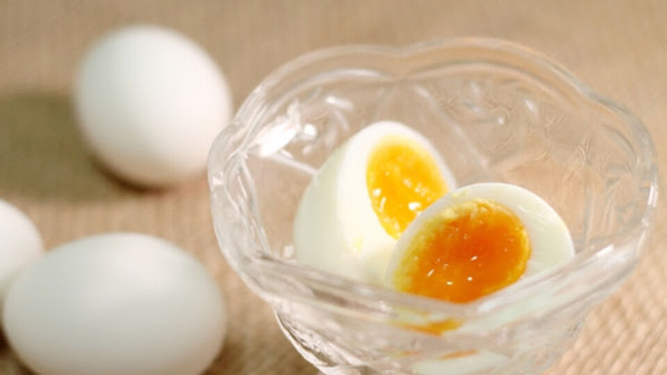 Segredo japonês para ter ovo cozido perfeito e tirar a casca fácil