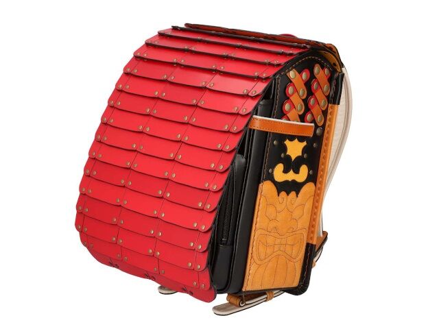 Artesão Noriki Okada foi premiado por design de mochila escolar japonesa usando retalhos para criar estilo de armadura de samurai