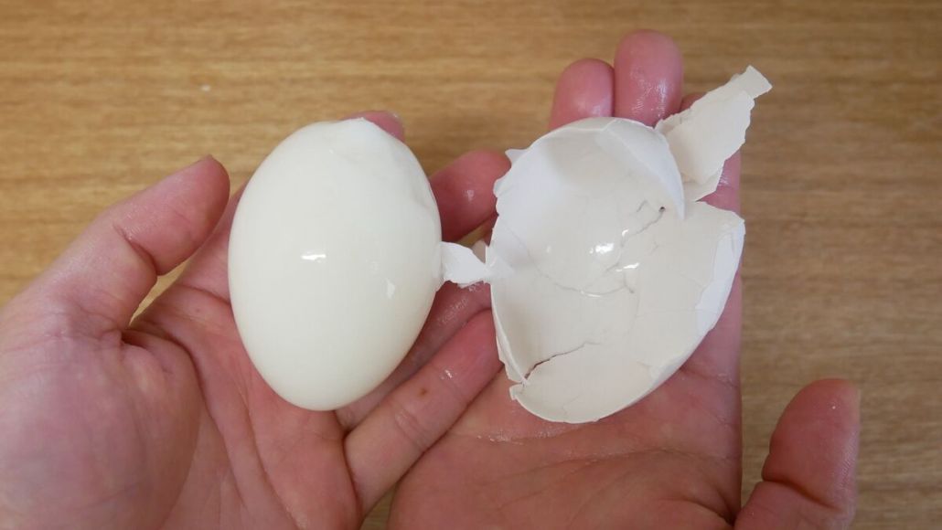 Segredo culinário japonês como descascar ovo perfeito