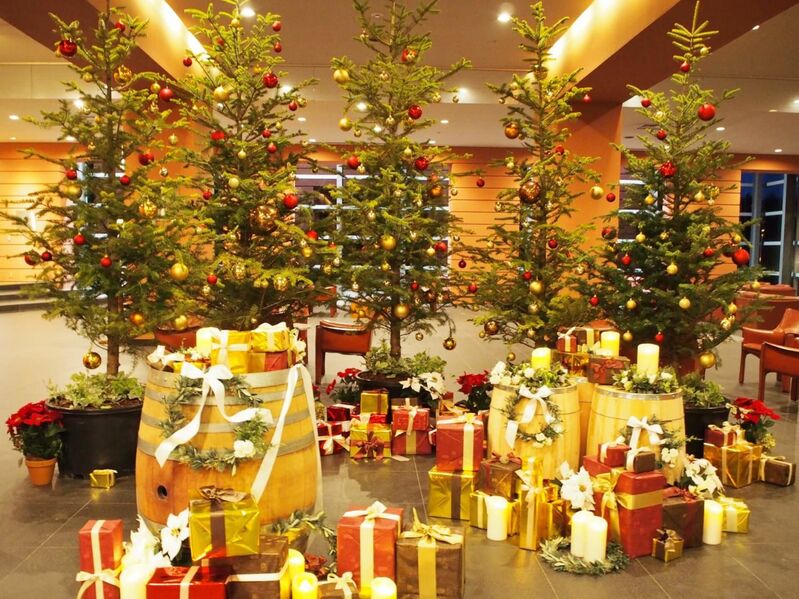 Árvores de natal são decorações japonesas comuns dos ambientes externos
