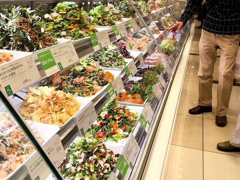 Refeições prontas, de qualidade e com preços relativamente baratos dada a comodidade atraem muitos clientes para os Depachika
