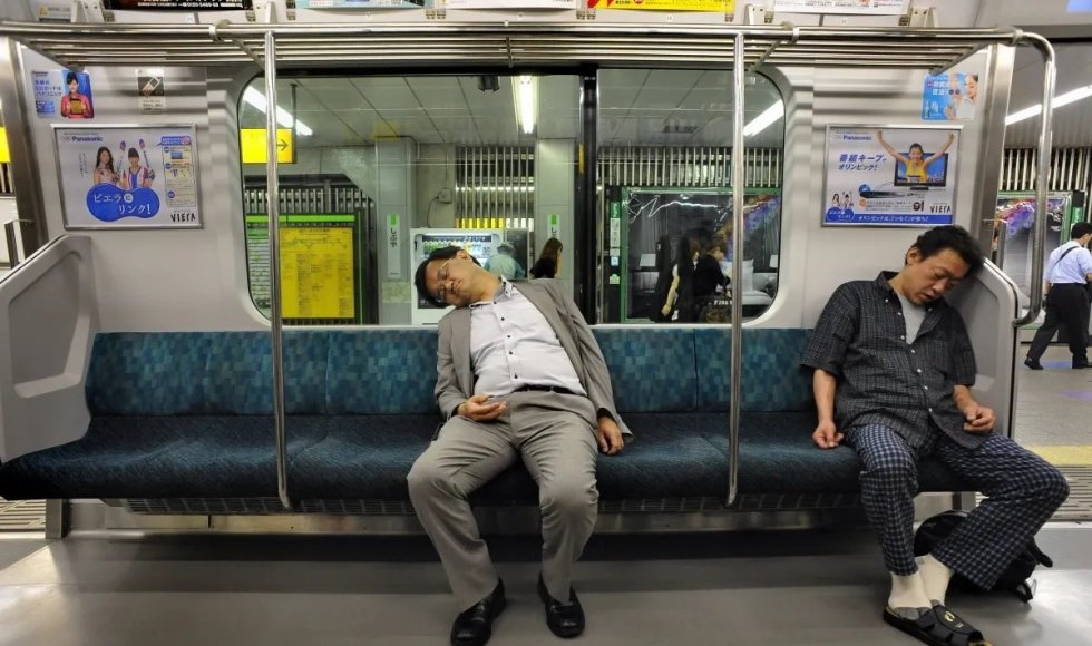 Inemuri, a prática de cochilar em locais públicos