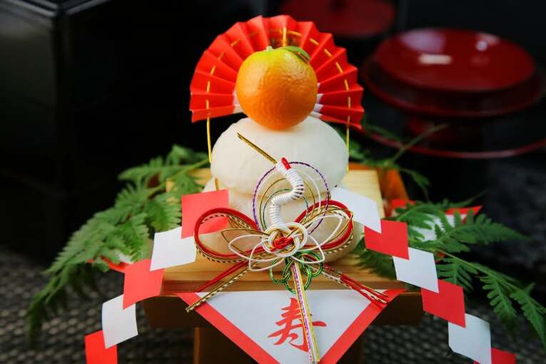 Kagami Mochi é facilmente encontrado em mercados e lojas especializadas de todo o Japão. Os dias mais comuns para oferecer o bolo de mochi a Toshigami são 13, 28 ou 29 de dezembro