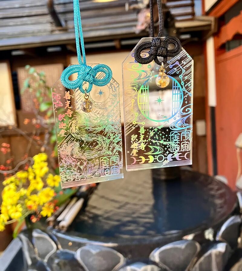 Dois designs dos omamoris dos cosmos do templo Zenkoji Sesonin