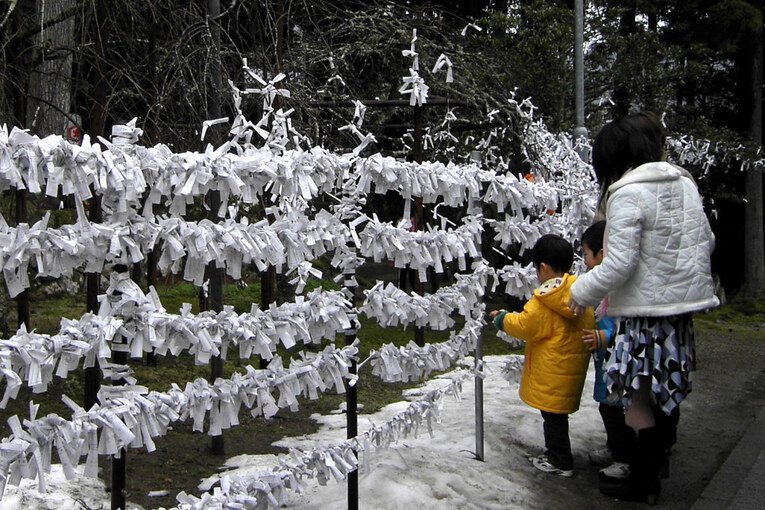 Os Omikuji "negativos" são mantidos dentro do templo ou santuário