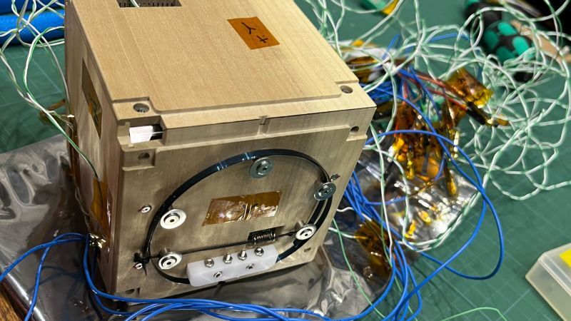 Primeiro satélite de madeira do mundo feito pelo Japão para testes