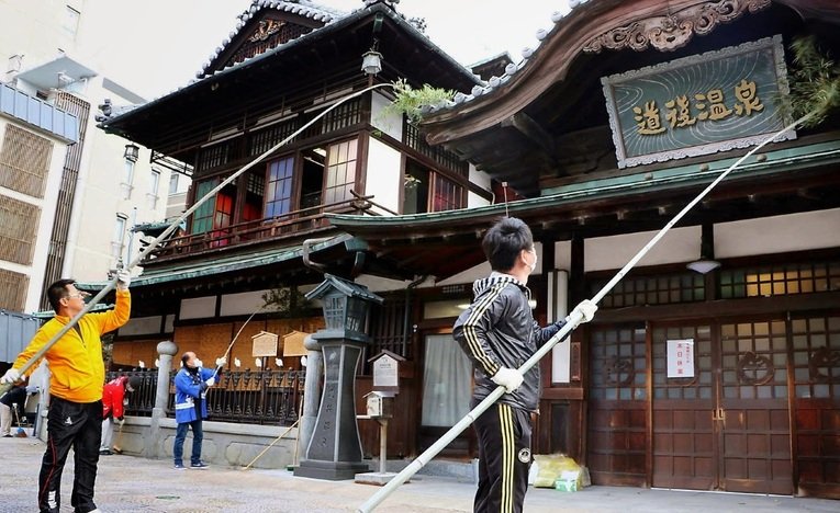 A limpeza Ōsōji não se restringe apenas ao ambiente doméstico, comércios, locais públicos e escritórios também passam pela mesma rigorosa faxina