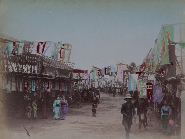 Os Shōtengai começaram a ser vistos como antiquados, sujos e pobres durante a modernização do Japão na era Meiji