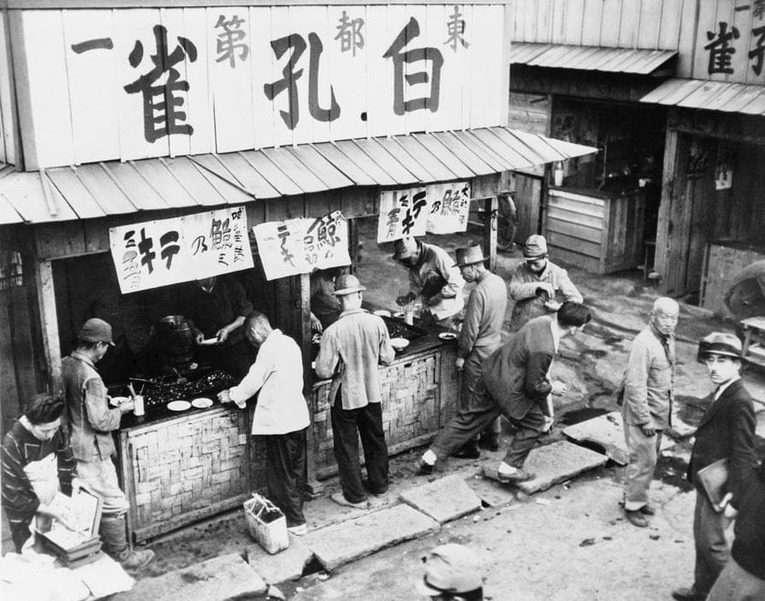 Mantimentos, víveres e suprimentos essenciais no pós segunda guerra mundial. O mercado negro foi fundamental para a população japonesa encontrar mantimentos básicos