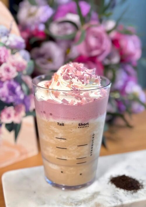 Bebida de frapuccino sabor buquê de flores