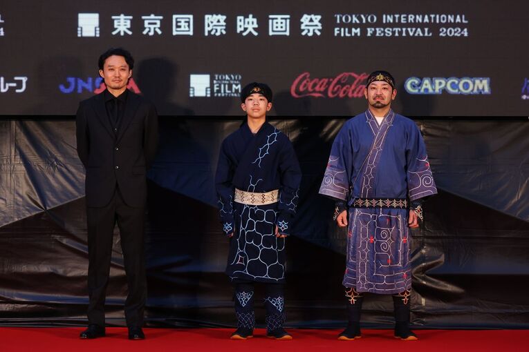 Fukunaga Takeshi (esquerda), Motoki Amanai (centro) e Shige Amanai (direita) na estreia do documentário Ainu Puri na 37ª edição do Tokyo International Film Festival