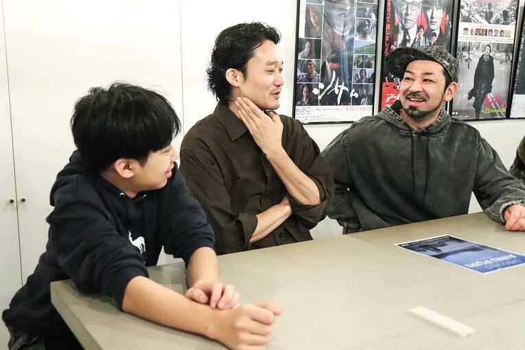 A amizade formada entre Fukunaga Takeshi e Shige Amanai durante a produção do longa Ainu Mosir foi o que possibilitou a produção do documentário Ainu Puri