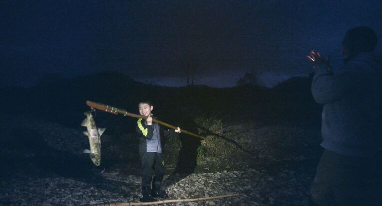 Caçar e pescar o necessário para se alimentar, ou seja, retirar da natureza o estritamente necessário para o consumo familiar tem uma relação muito distinta do comprar já preparado e ignorando todo o processo até chegar a geladeira do consumidor
