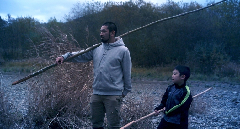 Shige pescando salmão com seu filho com o método tradicional de pesca dos Ainu