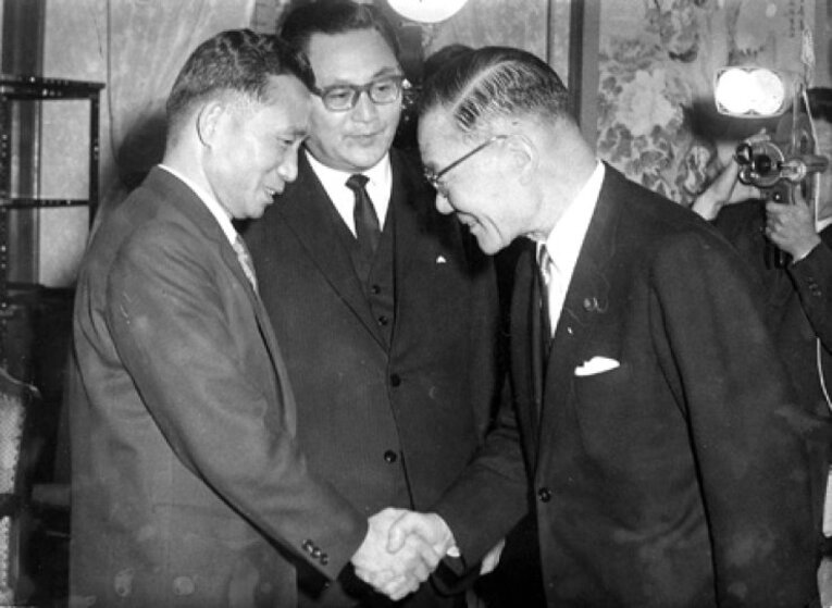 Presidente sul-coreano, o ditador Park Chung-hee apertando a mão do Ministro das Relações Exteriores do Japão, Shiina Etsusaburo. Atrás deles o Ministro das Relações Exteriores da Coreia do Sul, Lee Dong-won